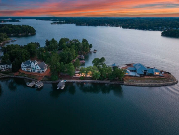 Lake Norman Retreat with 360-Degree Views - Exclusive Accomodations